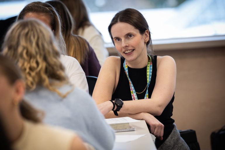 Lærer Ina Rosenhaug Bjørset snakker med ungdommene.