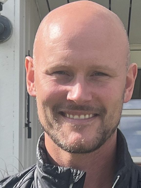 Portrettbilde av Hans Erik Glestad foran kontoret til Graminor